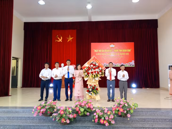 Vice Chairman of the provincial People's Councial, Le Van Anh, celebrated the festival with people in Dam Ha district.