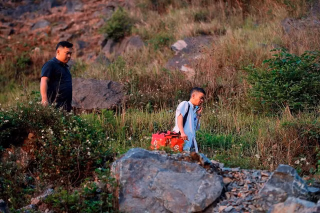 Dr Nguyễn Duy Đông, head of the Lũng Cú Health Centre in Đồng Văn District in the northern mountainous province of Hà Giang, on his way to give health check-up to local residents. VNA/VNS Photos