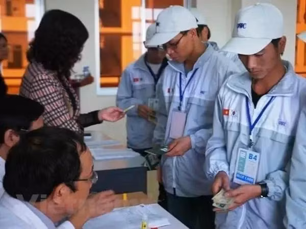 Workers fulfill procedures to go to the Republic of Korea for employment. (Photo: VNA)