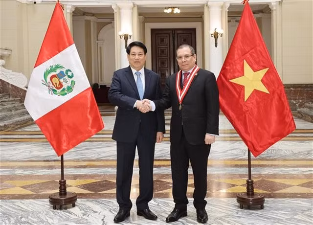 President of the Supreme Court of Peru Javier Arévalo Vela receives State President Lương Cường in Lima on Wednesday morning (local time) during the President's official visit to the South American country. VNA/VNS Photo Lâm Khánh