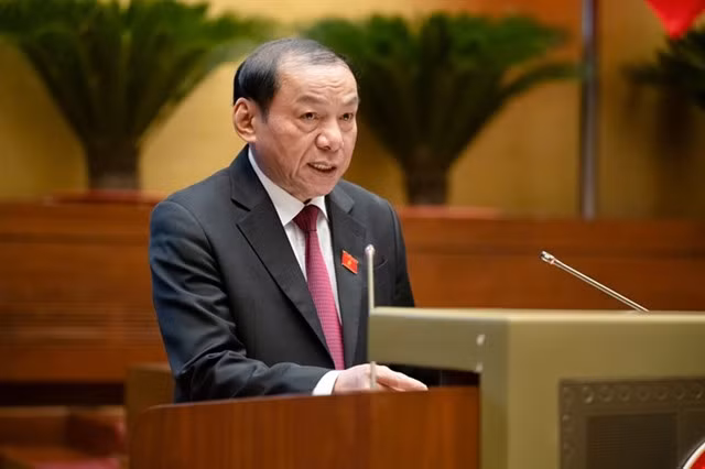 Minister of Culture, Sports and Tourism Nguyễn Văn Hùng presenting the draft law amending the Advertising Law on Friday. Photo chinhphu.vn