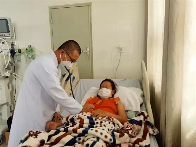 A patient with dengue fever being treated at Ba Ria hospital in Ba Ria-Vung Tau province. (Photo: VNA)