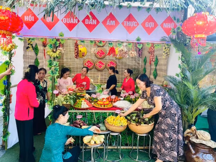 Traditional products are displayed and sold at the festival held in Cam Dong ward, Cam Pha city.