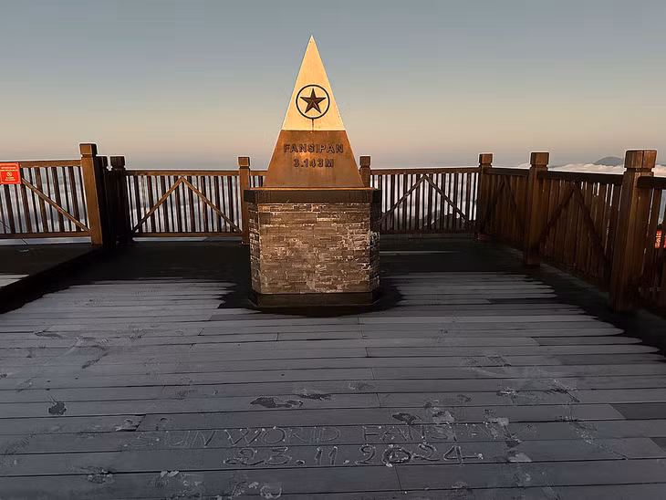 A thin ice layer covers the wooden floor atop Fansipan, Nov. 23, 2024. Photo courtesy of Fansipan management unit