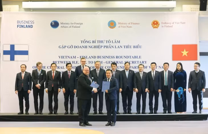 Party General Secretary Tô Lâm witnesses the exchange of the memorandum of understanding between Vietnam Posts and Telecommunications Group (VNPT) and Finland's Nokia Group. — VNA/VNS PhotoThống Nhất