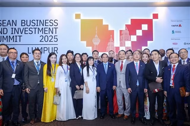 Prime Minister Phạm Minh Chính poses for a photo with Vietnamese delegates attending ABIS 2025 in Kuala Lumpur on Sunday. — VNA/VNS Photo
