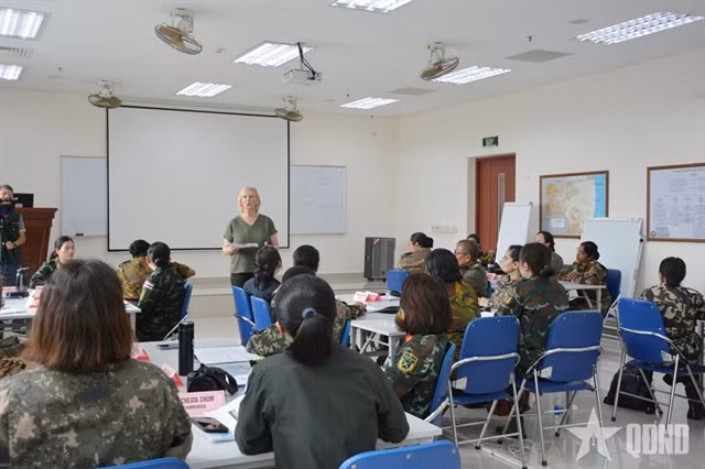 Female soldiers take part in a training course. — Photo qdnd.vn