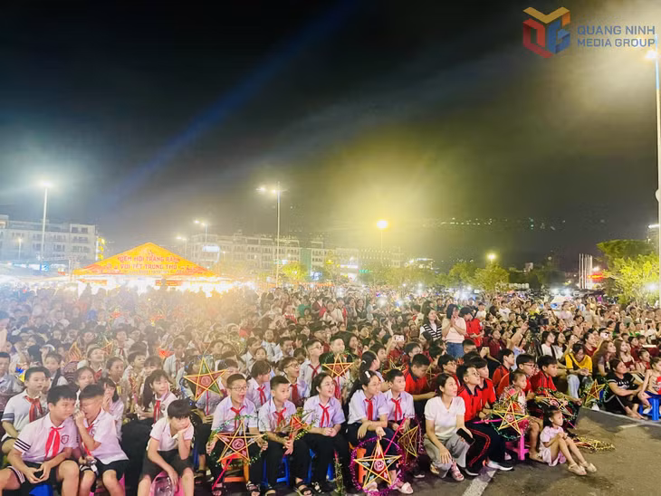A large number of children gathered at 30/10 Square to join the “Mid-autumn festival night” organized by Ha Long ward.
