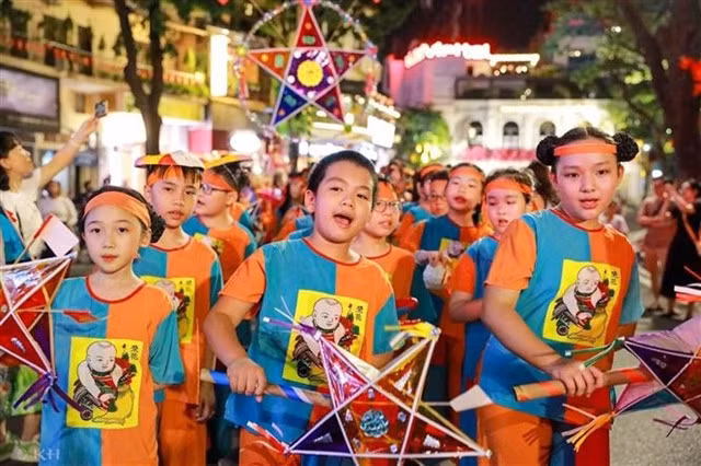 A lantern parade around Hoàn Kiếm Lake. — VNA/VNS Photo