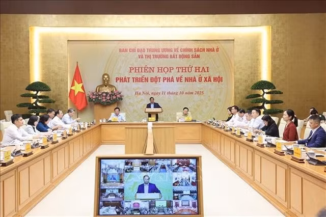 Prime Minister Phạm Minh Chính (standing) speaks at the second meeting of the Central Steering Committee for Housing Policy and Real Estate Market on October 11 in Hà Nội. VNA/VNS Photo