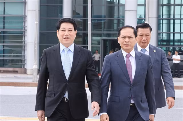 State President Lương Cường (left) leaves Hà Nội for APEC Economic Leaders’ Week in the RoK on Wednesday morning. — VNA/VNS Photo