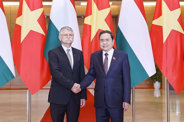 National Assembly (NA) Chairman Trần Thanh Mẫn welcomes Hungary's NA Speaker László Kövér. VNA/VNS Photo Doãn Tấn