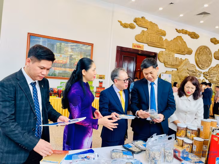 Delegates visit booths showcasing outstanding agricultural products.