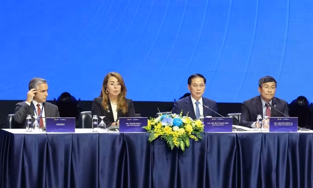 Deputy Prime Minister Bùi Thanh Sơn joins the Presidium chairing the first high-level plenary session.