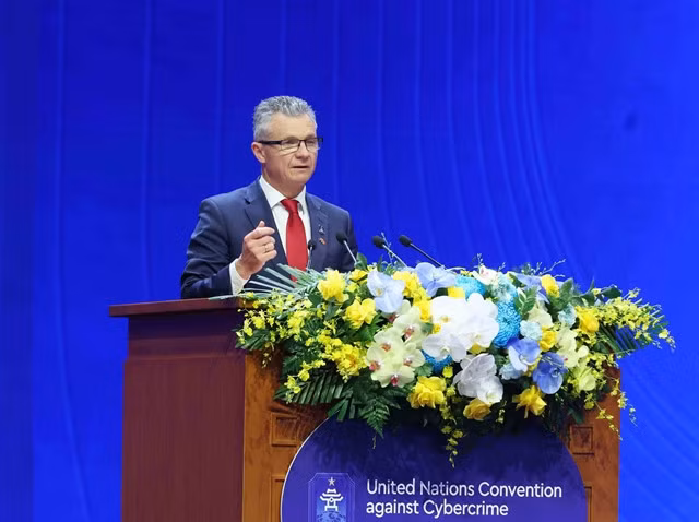 The representative of Australia delivers remarks at the first high-level plenary session.