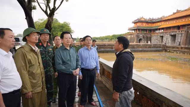 Deputy Prime Minister Mai Văn Chính (third, right) inspects the flooding situation at Huế Imperial City in the central province of Thừa Thiên Huế on Friday morning.— VNA/VNS Photo Mai Trang