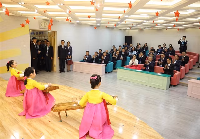 Party General Secretary Tô Lâm was treated to a musical show by the pupils at Kyongsang kindergarten during his visit on October 9. - VNA/VNS Photo