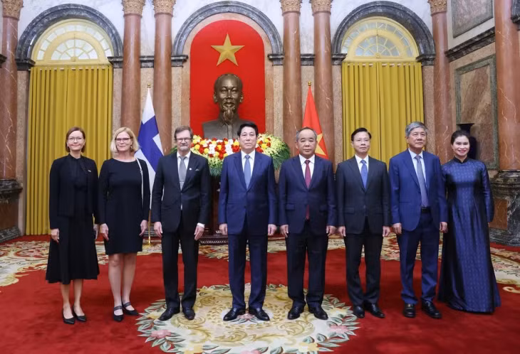 President Lương Cường (fourth from left) receives Finnish Ambassador Pekka Voutilainen (third from left). — VNA/VNS Photo