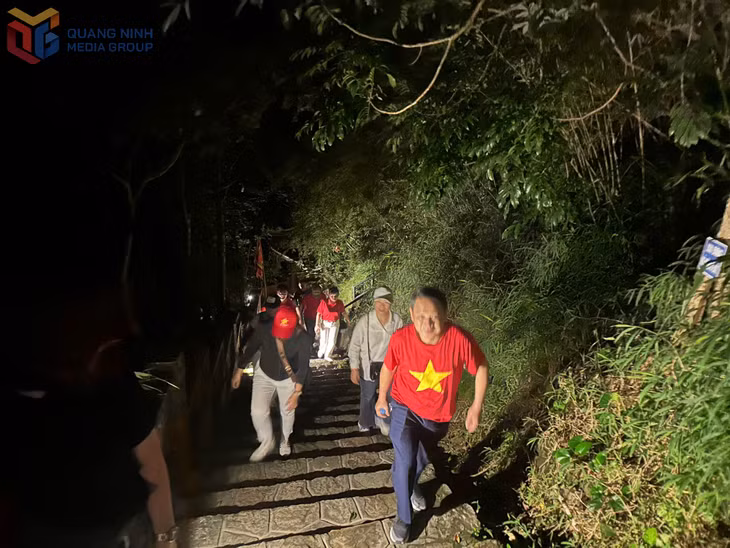 Người dân và du khách đi trên những con đường hoà mình giữa cánh rừng chinh phục chùa Đồng.