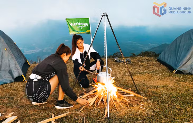 Du khách cắm trại trên đỉnh Cao Ly.