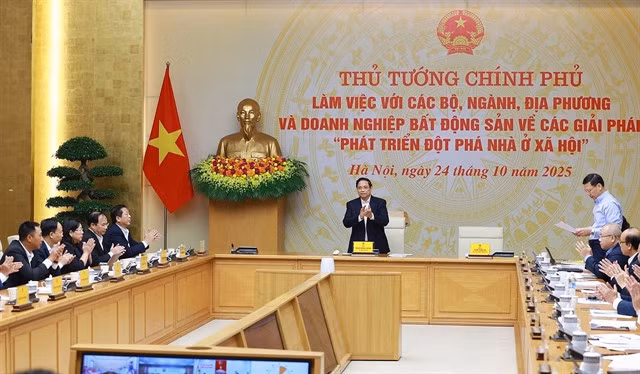 Prime Minister Phạm Minh Chính chairs an online national conference with ministries, agencies, local authorities, and businesses, connecting with 17 provinces and cities, on accelerating social housing development on Friday morning in Hà Nội. —VNA/VNS Photo Dương Giang