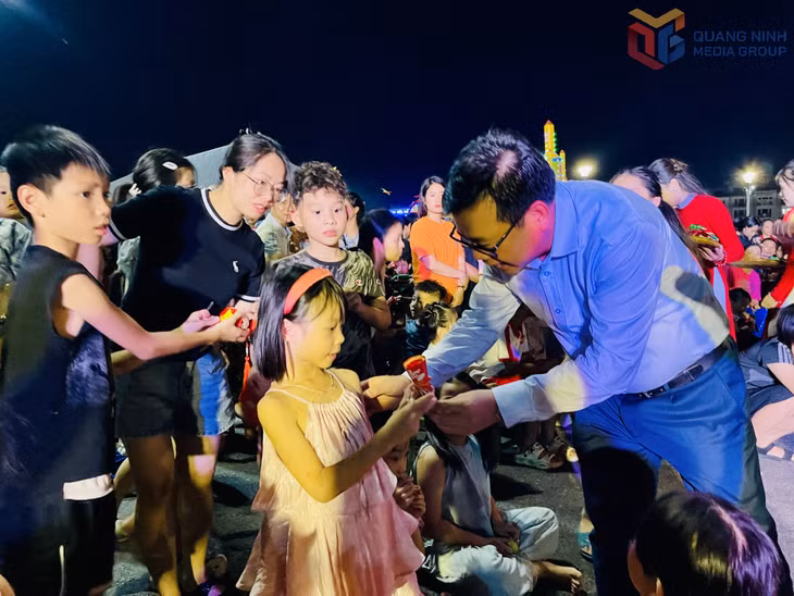 Leaders of Ha Long ward presented gifts to local children in the community.