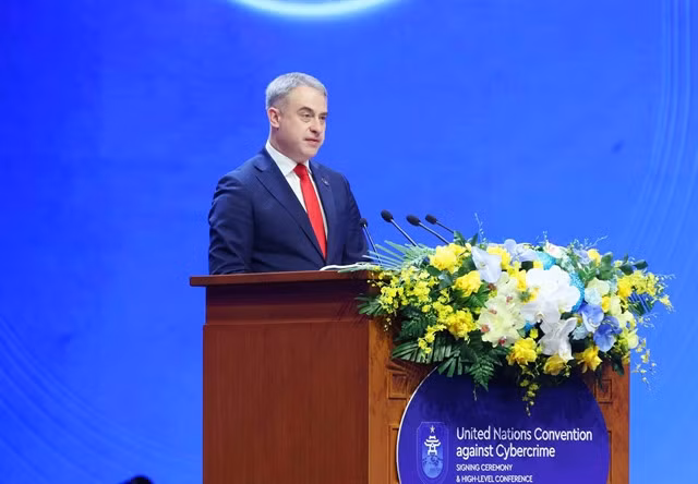 The representative of the Republic of Poland delivers remarks at the first high-level plenary session.