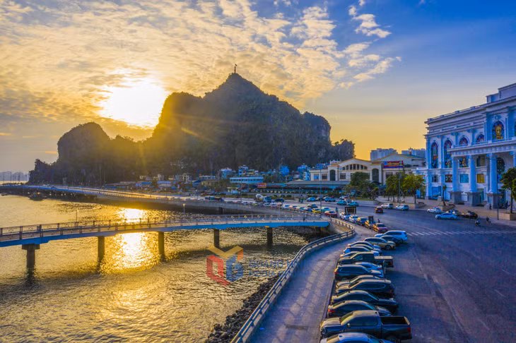 Hoàng hôn buông xuống, núi Bài Thơ chìm trong sắc vàng rực rỡ, để lại cảm xúc khó quên.