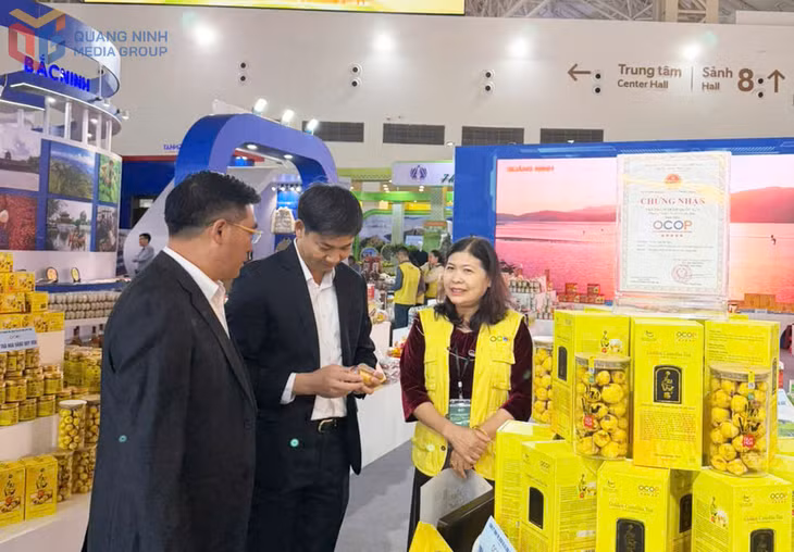 Vice Chairman of the Quang Ninh Provincial People’s Committee, Nguyen Van Cong, attended the opening ceremony and visited Quang Ninh’s exhibition booth which showcased the province’s OCOP products and other signature specialties at the First Autumn Fair 2025.