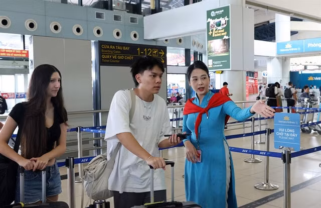 Vietnam Airlines staff assist passengers at the Nội Bài International Airport. The carrier is accelerating digitisation with its services. — VNA/VNS Photo Quốc Khánh