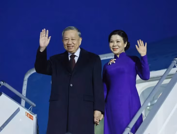 General Secretary Tô Lâm and spouse Ngô Phương Ly arrived at Helsinki Airport on October 20 evening. — VNA/VNS photo