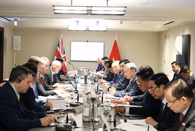 Party General Secretary Tô Lâm and a high-ranking Vietnamese delegation attended a seminar with leading strategists on artificial intelligence (AI) and technology in the UK and the world. VNA/VNS Photo Thống Nhất
