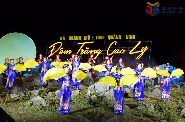 Biểu diễn hát then cổ tại đỉnh Cao Ly.
