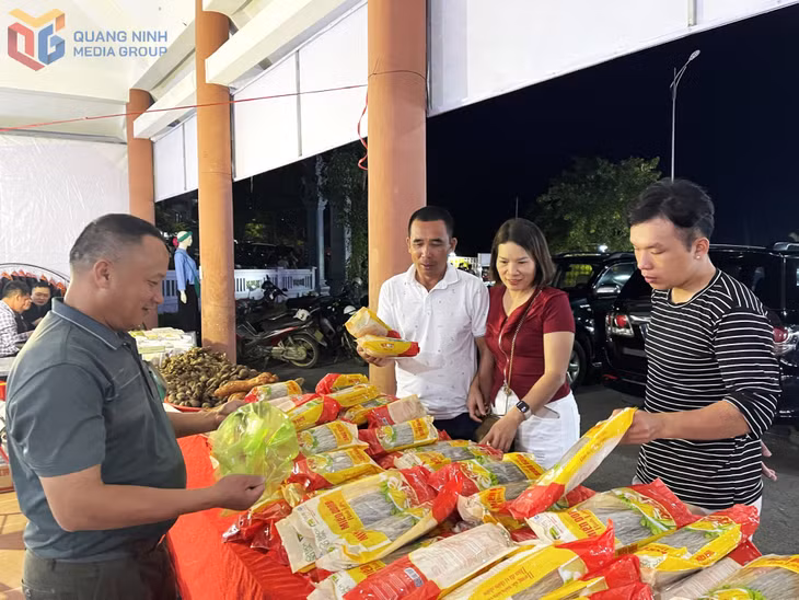 Tới với Hội Mùa vàng 2025, người dân và du khách còn được mua sắm, thưởng thức những sản vật, đặc sản OCOP đặc trưng mang đậm bản sắc vùng cao của khu vực Bình Liêu.