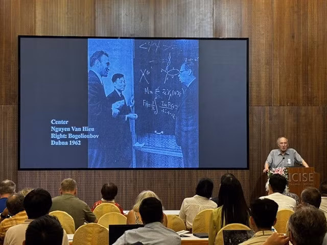Professor Claude Weisbuch from École Polytechnique (Paris) deliveres a lecture on Foundations of Excitonic Polaritons on Tuesday. Photo courtesy of Trần Thanh Sơn
