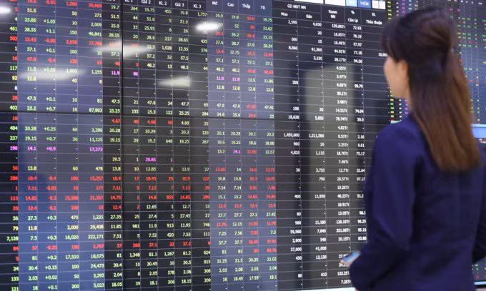 VN-Index clocks worst day in two months as blue chip stocks tumble