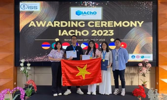 Hanoi students win gold medals at International Applied Chemistry Olympiad