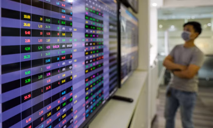 VN-Index gains marginally