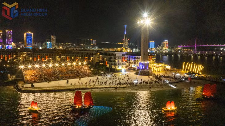 An open-air fireworks viewing space along the shore of the heritage bay. Photo: Hoang Quynh.
