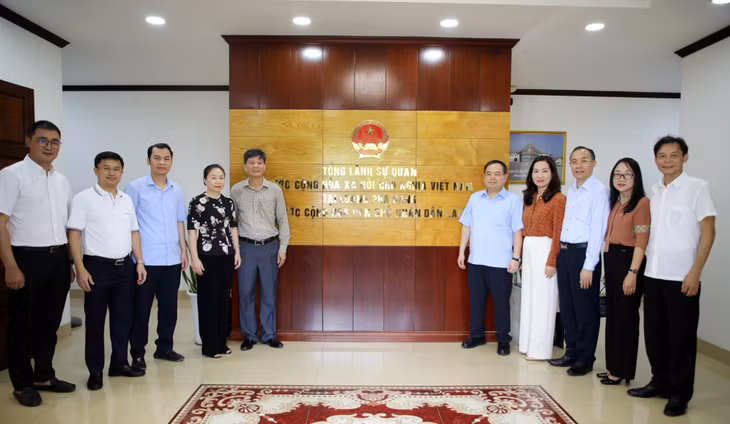 The Quang Ninh provincial delegation poses for a commemorative photo with representatives of the Consulate General of Vietnam in Luang Prabang.