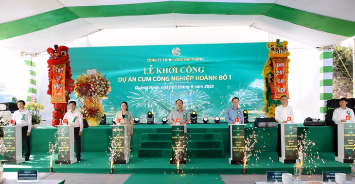 Quang Ninh’s Party Committee Secretary Quan Minh Cuong and delegates press the button to launch groundbreaking ceremony of the Hoanh Bo 1 Industrial Cluster Project.