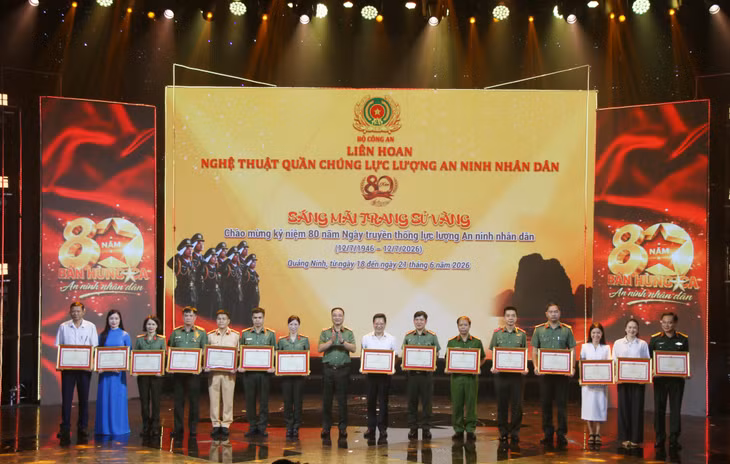 Senior Lieutenant General Pham The Tung, Deputy Minister of Public Security, presents Certificates of Merit from the Ministry of Public Security to collectives and individuals for their outstanding contributions to the effective organization and implementation of the 2026 People's Public Security Mass Arts Festival.