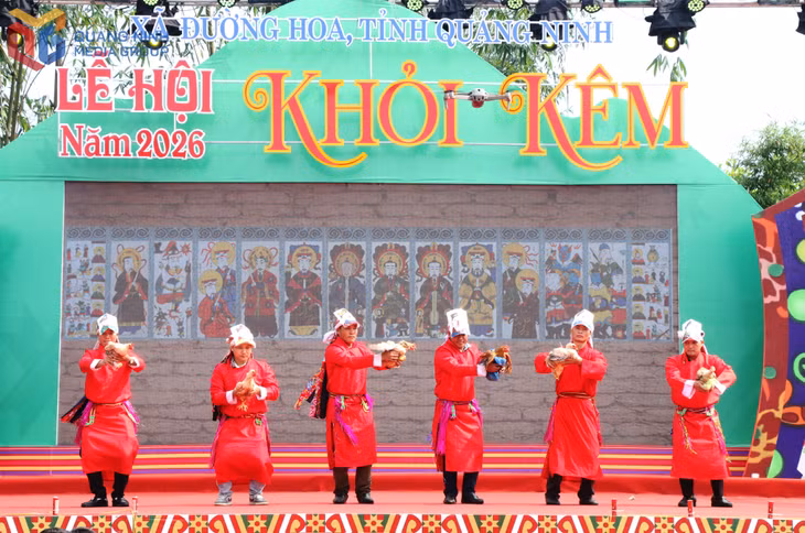 A reenactment of the Dao ethnic group's chicken dance for good fortune at the 2026 Khoi Kem Festival. Photo: Nguyen Dung.