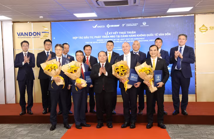 Quang Ninh's Party Committee Secretary Quan Minh Cuong presents flowers to congratulate investors.