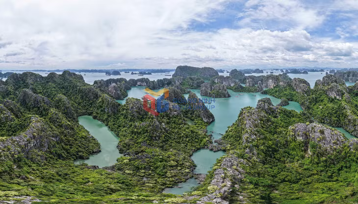 Numerous small lakes have formed within the limestone mountains around Vung Vieng, appearing like “green gems” amid the sea and sky.