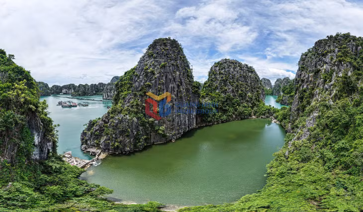 Vung Vieng Lake remains at a higher water level than the surrounding sea during low tide, causing water to flow out of the lake only gradually.