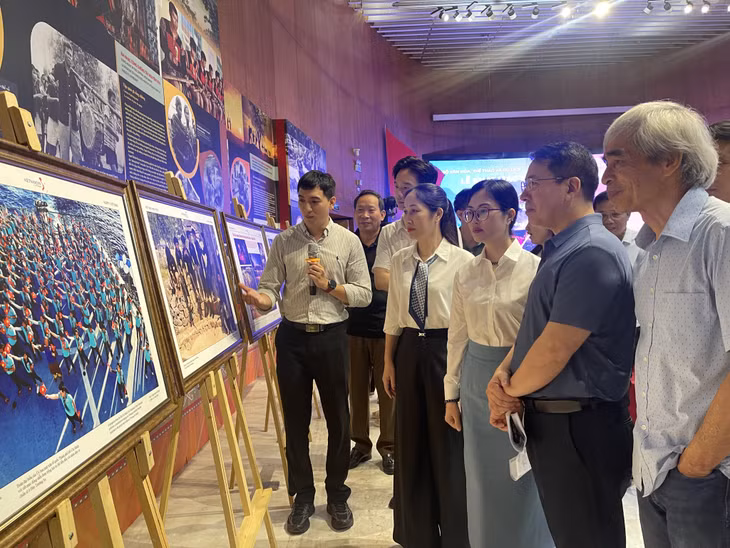 Delegates visit the exhibition.