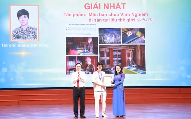 The First Prize is presented to the photo series “Woodblocks of Vinh Nghiem Pagoda – A World Documentary Heritage” by author Giang Son Dong.