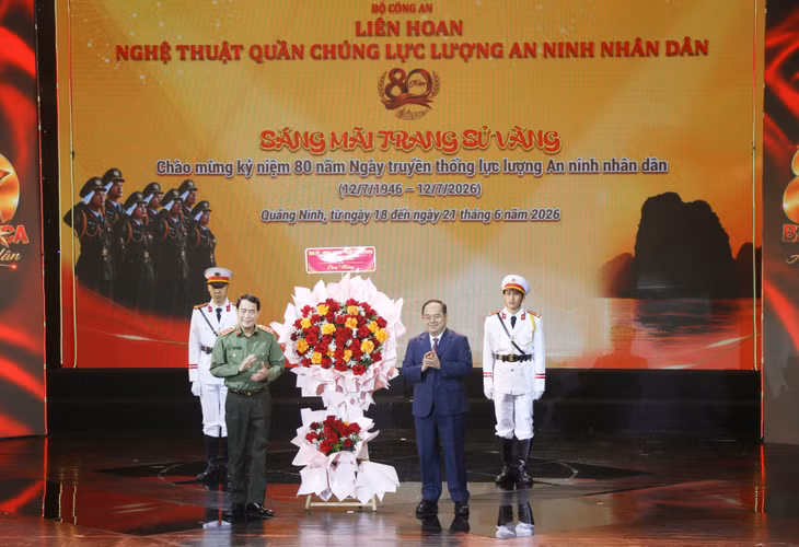 Quang Ninh's Party Committee Secretary Quan Minh Cuong presents flowers to congratulate the festival.