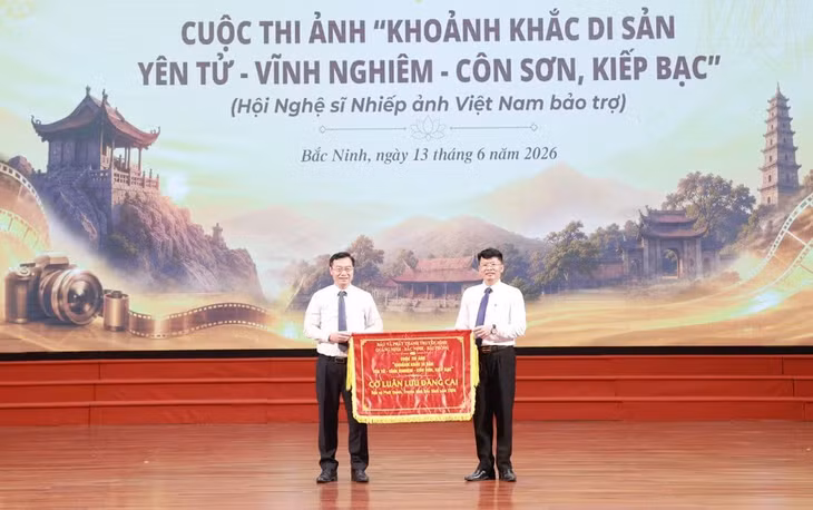 The Organizing Committee hands over the rotating flag to Quang Ninh Media Group, the host of the next edition of the contest.